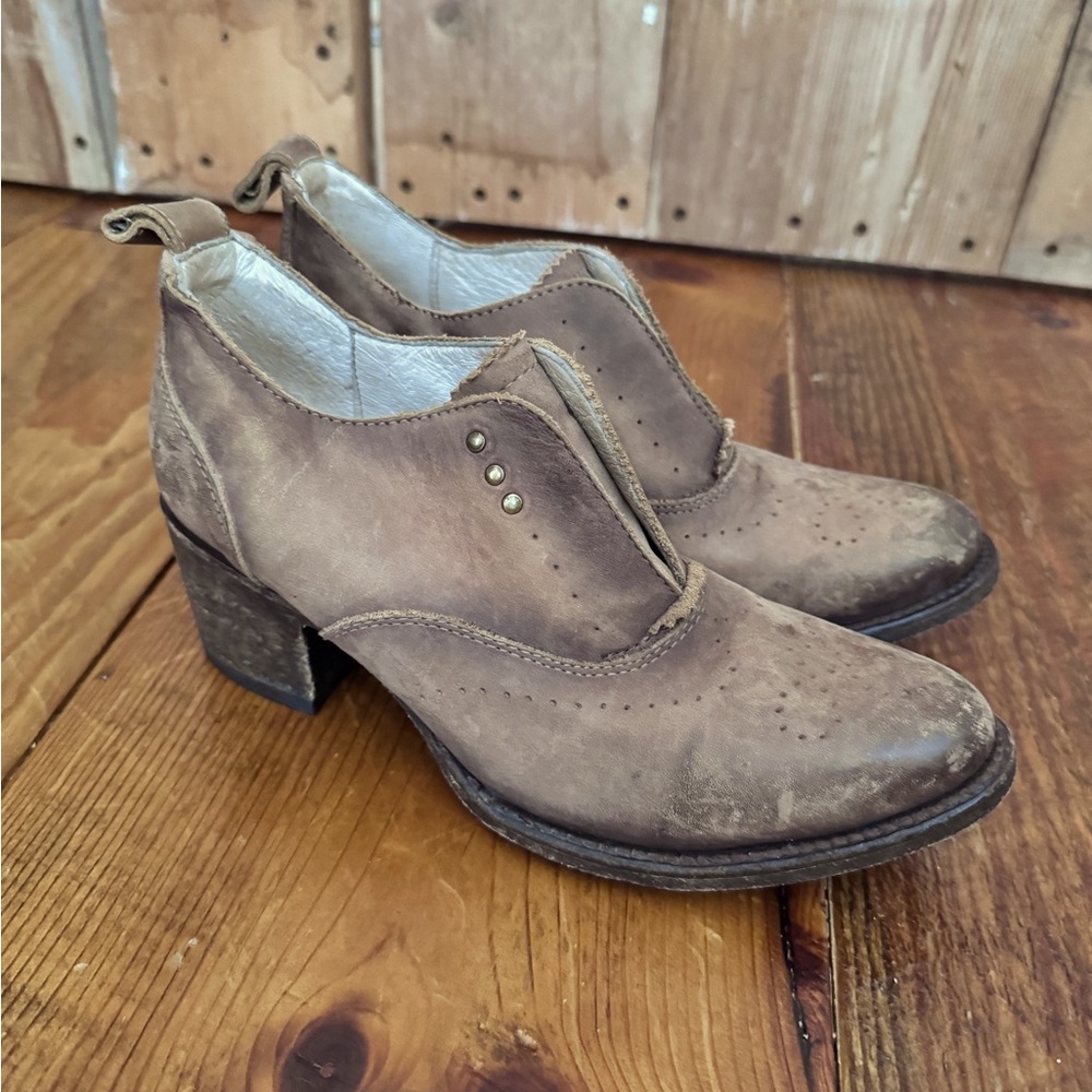 Freebird Sadie sz 7 distressed taupe/brown